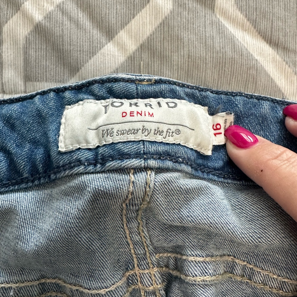 Jeans with holes